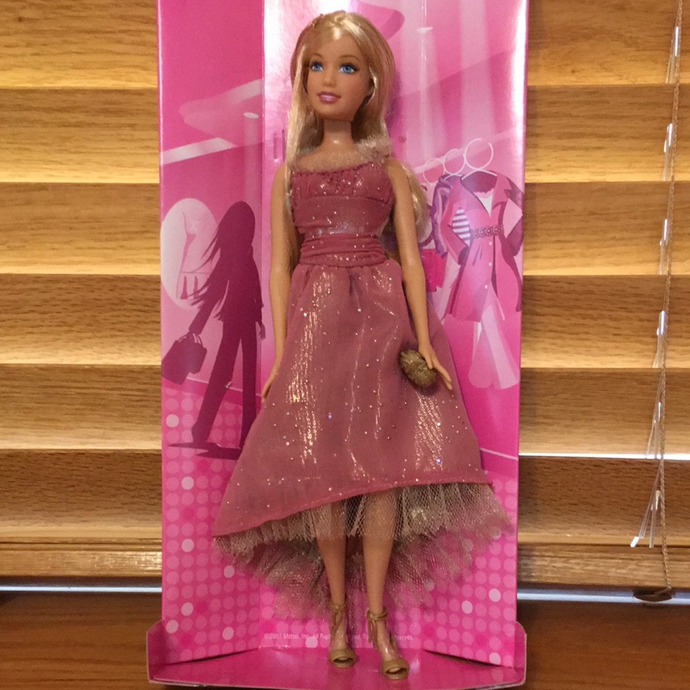 Year 2007 Barbie Fashion Fever Series 12” doll set new in the box